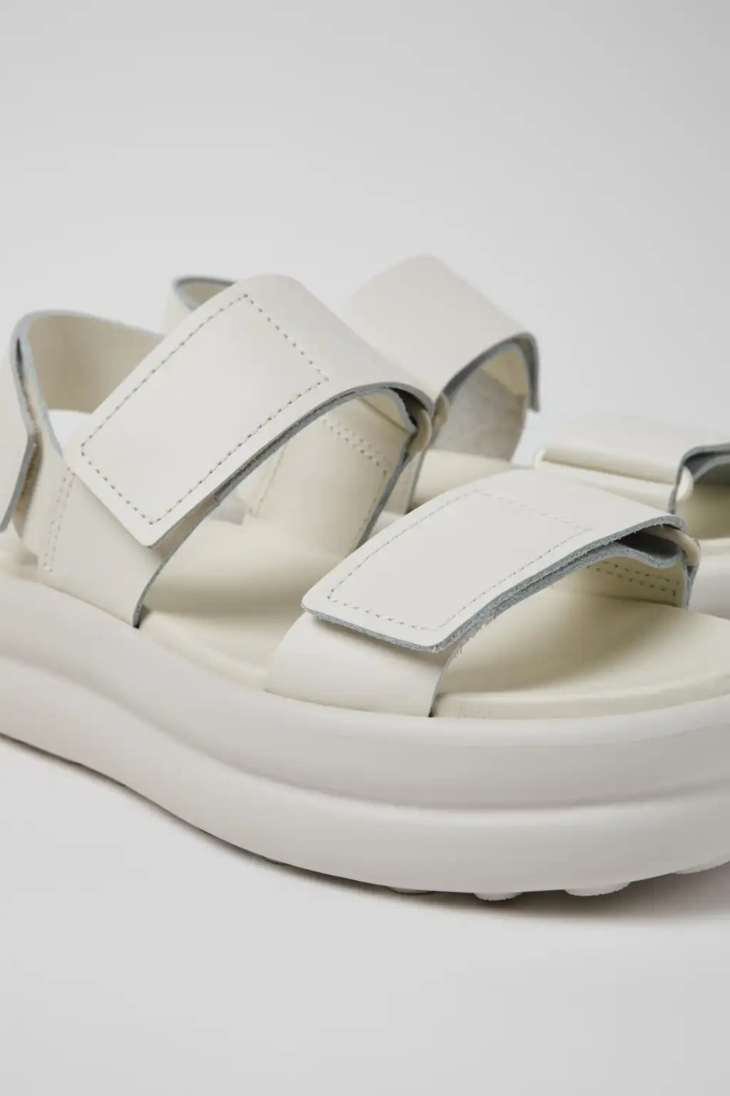 Pelotas Flota Up Black Leather Sandals for Women.