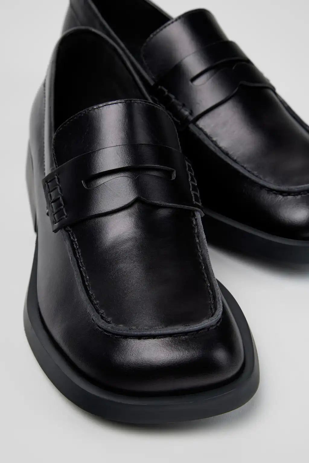 Donna Brown Leather Moccasins for Women.