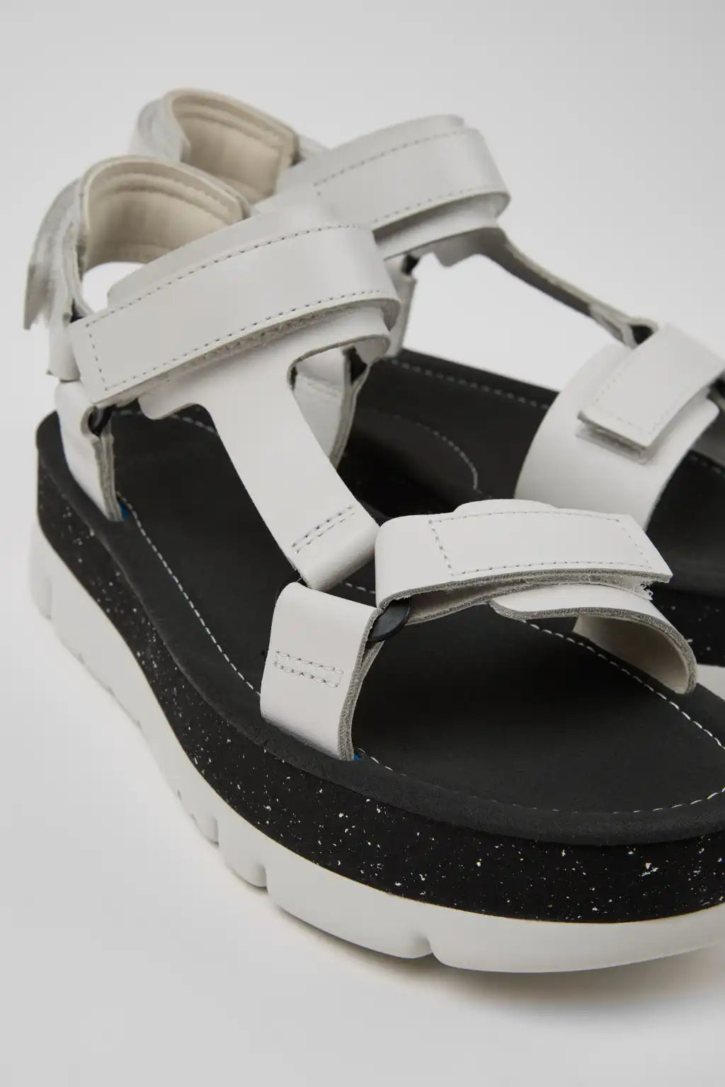 Oruga Up Black Leather Sandals for Women.