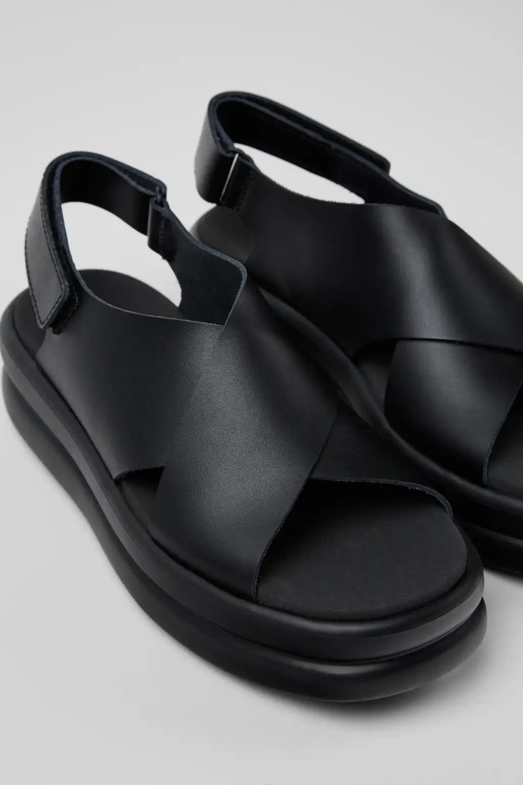 Pelotas Flota Up Black Leather Sandals for Women.