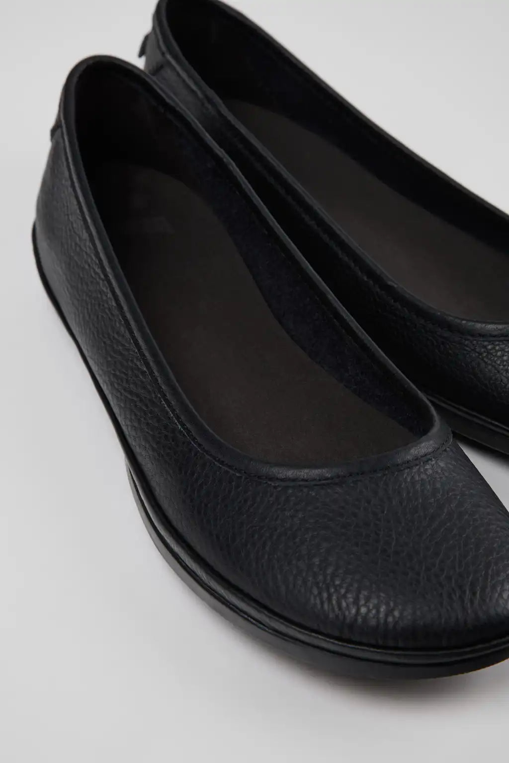 Right Black Leather Ballerinas for Women.
