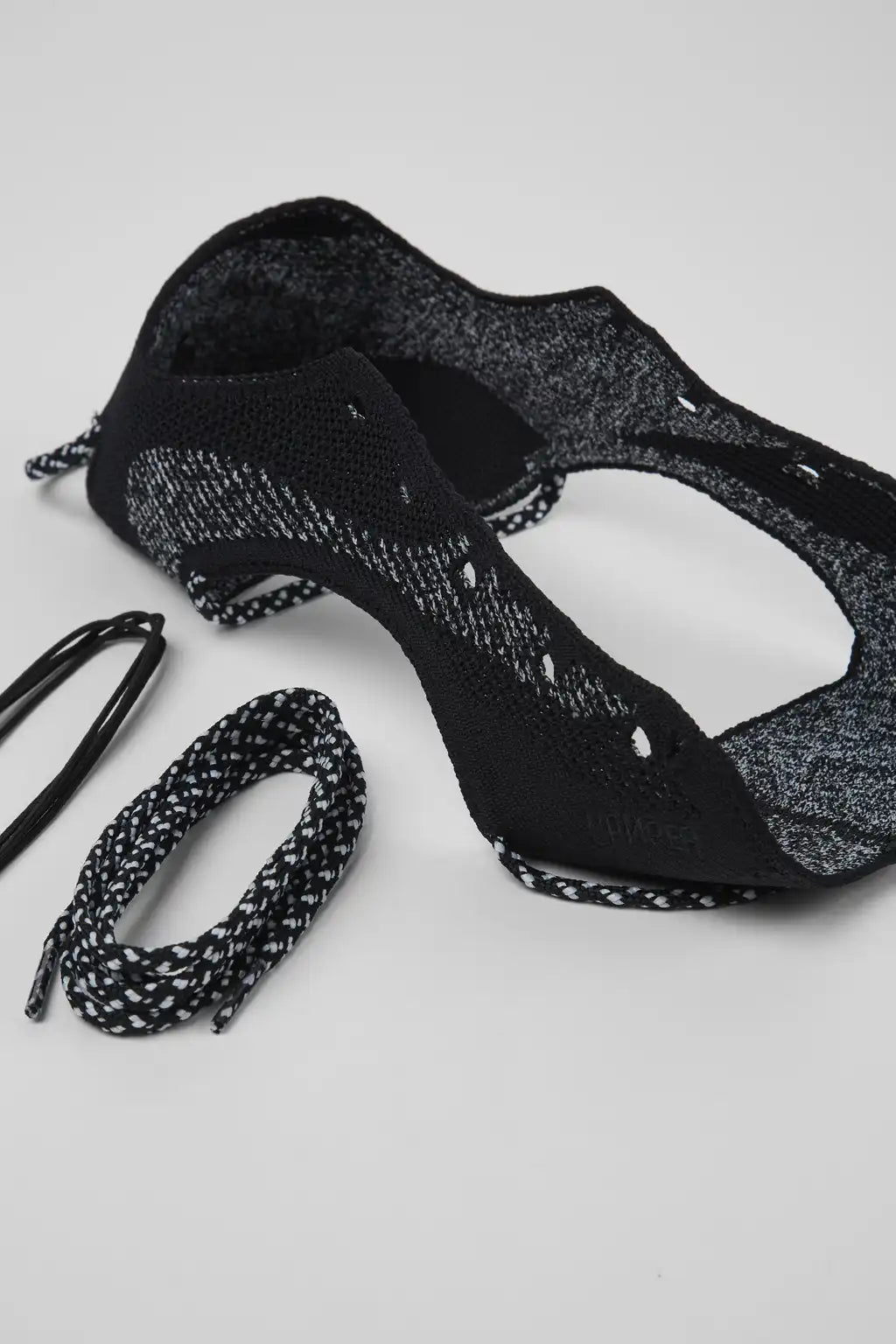 Roku Uppers Black uppers (x2) for your right and left shoes.